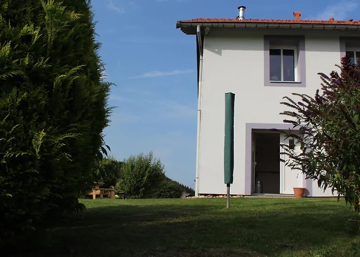 Confortable En Pleine Nature Avec Cheminee Et Acces Direct Aux Sentiers, Proche Et - Fr-1-589-124 *